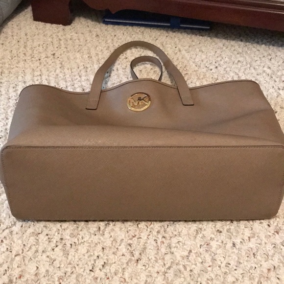 EUC AUTHENTIC Michael Kors Large purse - Picture 6 of 8